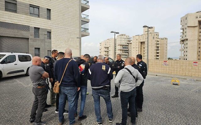 Des policiers sur les lieux d'une fusillade mortelle, dans la ville côtière d'Ashdod, le 24 mars 2024. (Crédit : Police israélienne) Des policiers sur les lieux d'une fusillade mortelle, dans la ville côtière d'Ashdod, le 24 mars 2024. (Crédit : Police israélienne)