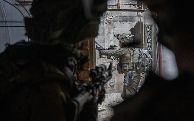 Les troupes de la Brigade des Commandos lors d'une opération à Khan Younès, une image diffusée par l'armée en date du 2 mars 2024. (Crédit : Armée israélienne)