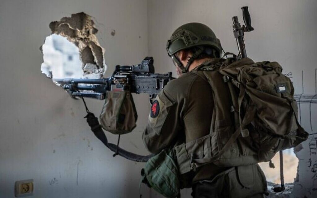 Un soldat israélien dans la bande de Gaza, sur une photo publiée le 5 mars 2024. (Crédit : Armée israélienne)