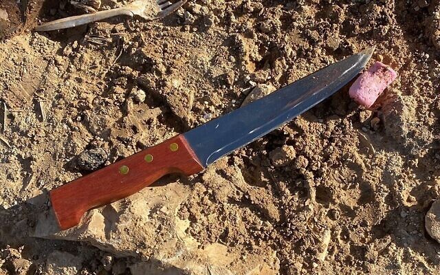 Le couteau utilisé lors d'une attaque au couteau au carrefour de Yitzhar, au nord de la Cisjordanie, le 5 mars 2024. (Crédit : Armée israélienne) Le couteau utilisé lors d'une attaque au couteau au carrefour de Yitzhar, au nord de la Cisjordanie, le 5 mars 2024. (Crédit : Armée israélienne)