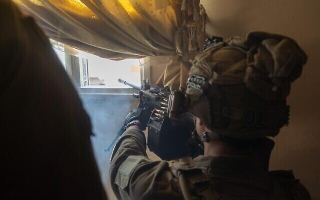 Les troupes de Tsahal opèrent dans le complexe résidentiel de Hamad Town dans le sud de Gaza à Khan Younès, dans une image publiée le 19 mars 2024. (Crédit : armée israélienne)