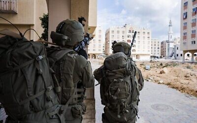 Des soldats intervenant dans le complexe résidentiel de Hamad, à Khan Younès, à Gaza, sur une photo autorisée à publication le 10 mars 2024. (Crédit : Armée israélienne)