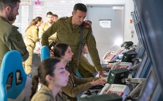 Le chef d'état-major de l'armée israélienne, le lieutenant-général Herzi Halevi, rencontrant des soldates de surveillance, sur une base militaire à la frontière de Gaza, le 12 mars 2024. (Crédit : Armée israélienne) Le chef d'état-major de l'armée israélienne, le lieutenant-général Herzi Halevi, rencontrant des soldates de surveillance, sur une base militaire à la frontière de Gaza, le 12 mars 2024. (Crédit : Armée israélienne)