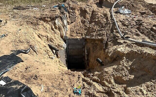 Entrée d'un tunnel du Hamas près du complexe résidentiel de Hamad Town, à Khan Younès, dans le sud de Gaza, sur une image publiée par l'armée israélienne le 15 mars 2024. (Crédit : Armée israélienne) Entrée d'un tunnel du Hamas près du complexe résidentiel de Hamad Town, à Khan Younès, dans le sud de Gaza, sur une image publiée par l'armée israélienne le 15 mars 2024. (Crédit : Armée israélienne)
