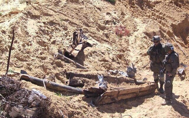 Des lance-roquettes découverts par les soldats dans le centre de Gaza, sur une image diffusée le 16 mars 2024. (Crédit : Armée israélienne)