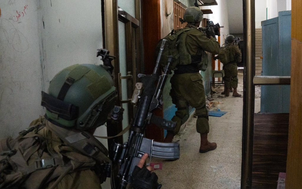 Des soldats de Tsahal opérant dans la bande de Gaza sur une photo non datée publiée par l'armée le 21 mars 2024. (Crédit : Armée israéliennes)