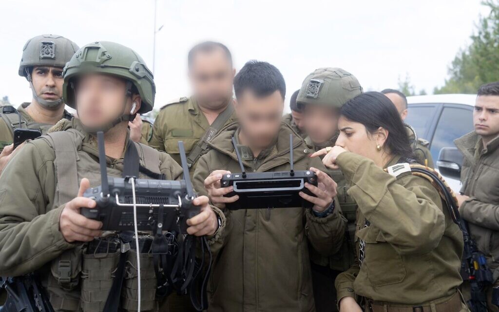 Les troupes de l'IDF utilisent un drone sur la scène d'un attentat près de l'implantation de Dolev, le 22 mars 2024. (Crédit : armée israélienne)