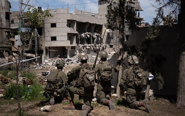 Des soldats de l'armée israélienne opérerant dans la bande de Gaza sur une photo non datée diffusée le 24 mars 2024. (Crédit : Armée israélienne)