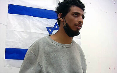Capture d'écran d'une vidéo d'interrogatoire par Tsahal de Manar Qassem, terroriste du Jihad islamique palestinien, qui a avoué le viol d'une Israélienne lors de l'attaque du 7 octobre, le 28 mars 2024. (Crédit : Capture d'écran, utilisée conformément à l'article 27a de la loi sur les droits d'auteur)