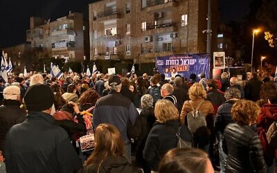 Les manifestants se réunissant réclamant de nouvelles élections aux abords de la résidence présidentielle, à Jérusalem, le 26 mars 2024. (Crédit : Safeguarding our Shared Home)