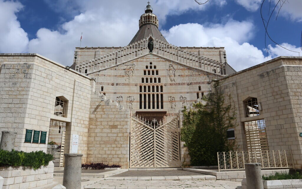 L'extérieur de la basilique de l'Annonciation à Nazareth, au mois de mars 2024. (Crédit : Shmuel Bar-Am)