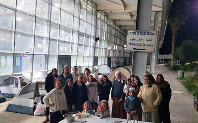 Des militants des implantations organisent un événement de Shabbat au point de passage d'Erez, à la frontière entre Israël et le nord de Gaza, le 16 mars 2024. (Avec l'aimable autorisation de Shavei Aza et de Retour à la maison)