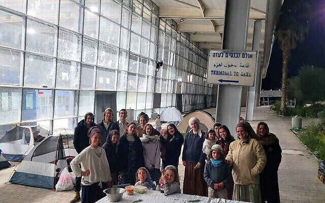 Des militants des implantations organisent un événement de Shabbat au point de passage d'Erez, à la frontière entre Israël et le nord de Gaza, le 16 mars 2024. (Avec l'aimable autorisation de Shavei Aza et de Retour à la maison) Des militants des implantations organisent un événement de Shabbat au point de passage d'Erez, à la frontière entre Israël et le nord de Gaza, le 16 mars 2024. (Avec l'aimable autorisation de Shavei Aza et de Retour à la maison)