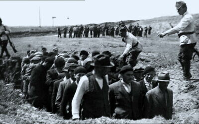 Juifs sur le point d'être assassinés en Ukraine pendant la Shoah par balles (Domaine public)