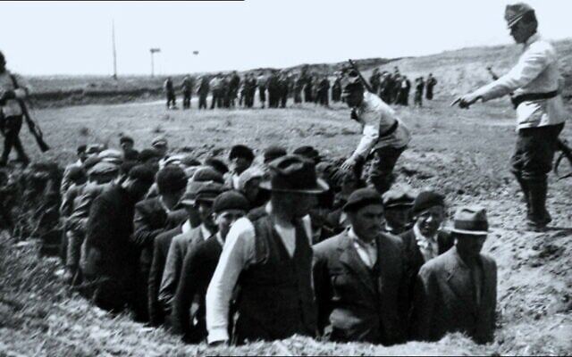Juifs sur le point d'être assassinés en Ukraine pendant la Shoah par balles (Domaine public)