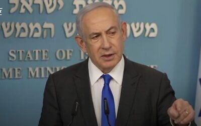 Le Premier ministre Benjamin Netanyahu donnant une conférence de presse, depuis son bureau, à Jérusalem, le 31 mars 2024. (Crédit : Capture d'écran/GPO)