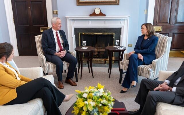 Benny Gantz, membre du cabinet de guerre israélien, à gauche, lors d'une rencontre à la Maison Blanche avec la vice-présidente américaine Kamala Harris à Washington, le 4 mars 2024. (Crédit : Bureau de la Vice-présidente Kamala Harris) Benny Gantz, membre du cabinet de guerre israélien, à gauche, lors d'une rencontre à la Maison Blanche avec la vice-présidente américaine Kamala Harris à Washington, le 4 mars 2024. (Crédit : Bureau de la Vice-présidente Kamala Harris)