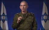 Le porte-parole de l'armée israélienne, le contre-amiral Daniel Hagari, faisant une déclaration sur une opération militaire dans l'hôpital al-Shifa, après avoir reçu des renseignements "concrets" sur les activités terroristes du Hamas à l’intérieur du complexe, dans la ville de Gaza, le 18 mars 2024. (Crédit : Capture d'écran)
