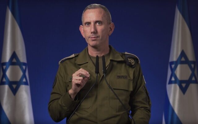 Le porte-parole de l'armée israélienne, le contre-amiral Daniel Hagari, faisant une déclaration sur une opération militaire dans l'hôpital al-Shifa, après avoir reçu des renseignements "concrets" sur les activités terroristes du Hamas à l’intérieur du complexe, dans la ville de Gaza, le 18 mars 2024. (Crédit : Capture d'écran) Le porte-parole de l'armée israélienne, le contre-amiral Daniel Hagari, faisant une déclaration sur une opération militaire dans l'hôpital al-Shifa, après avoir reçu des renseignements "concrets" sur les activités terroristes du Hamas à l’intérieur du complexe, dans la ville de Gaza, le 18 mars 2024. (Crédit : Capture d'écran)