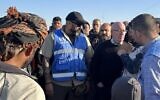 Le coordinateur humanitaire de l'ONU pour les Palestiniens, Jamie McGoldrick (deuxième à partir de la gauche), rencontre des Palestiniens déplacés à Rafah, Gaza, le 13 janvier 2024. (Crédit : ONU)