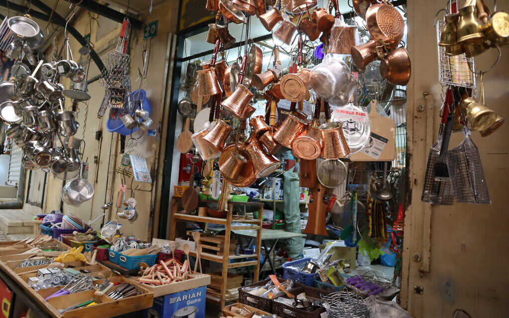 Des ustensiles de cuisine au marché de Nazareth, au mois de mars 2024. (Crédit : Shmuel Bar-Am)