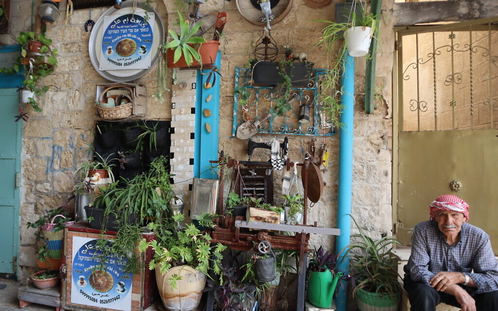 Une boutique vendant un dessert moyen-oriental appelé knafe à Nazareth, au mois de mars 2024. (Crédit : Shmuel Bar-Am)