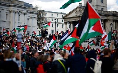 Des militants et partisans pro-palestiniens et anti-Israël brandissant des drapeaux alors qu'ils se rassemblent pour une manifestation ,à Trafalgar Square, dans le centre de Londres, le 30 mars 2024. (Crédit : BENJAMIN CRÉMEL / AFP)