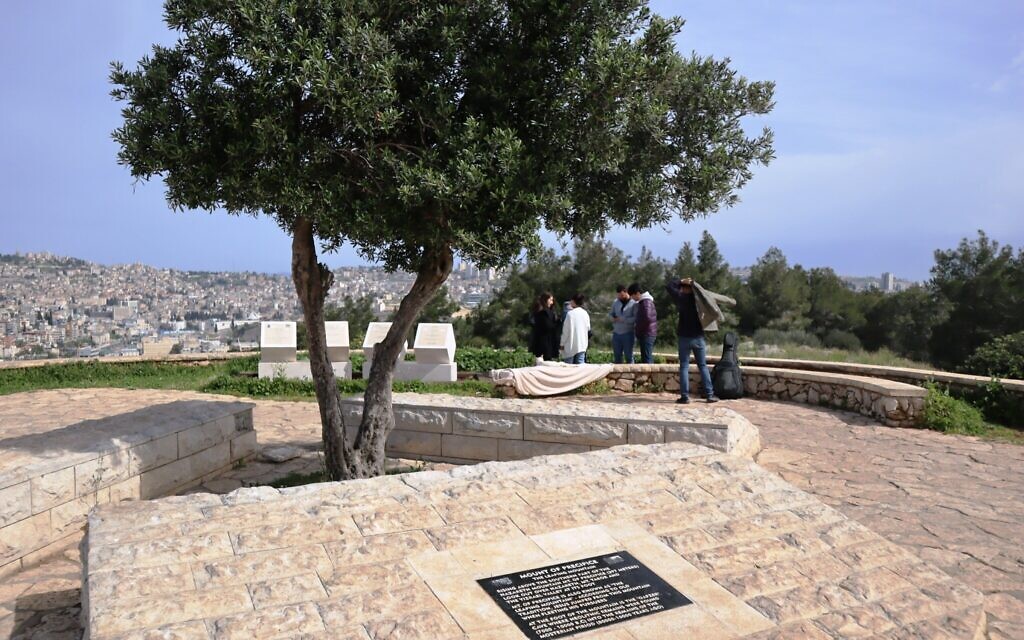 Le sommet du mont du Précipice, aux abords de Nazareth, au mois de mars 2024. (Crédit : Shmuel Bar-Am)