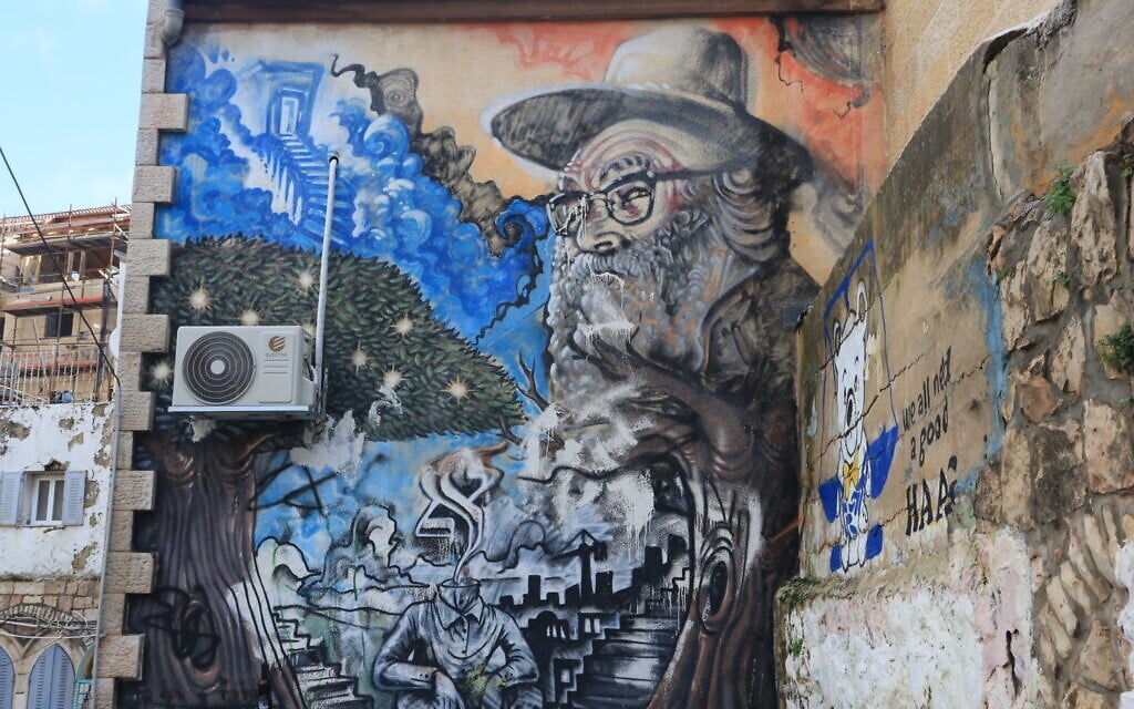 Une peinture murale de Reb Aryeh Levin ornant l'extérieur d'un bâtiment, à Jérusalem. (Crédit : Shmuel Bar-Am)