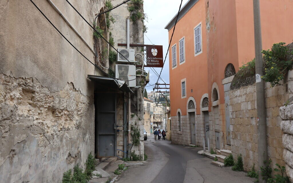 L'une des nombreuses allées venteuses de la Vieille Ville de Nazareth, au mois de mars 2024. (Crédit : Shmuel Bar-Am)