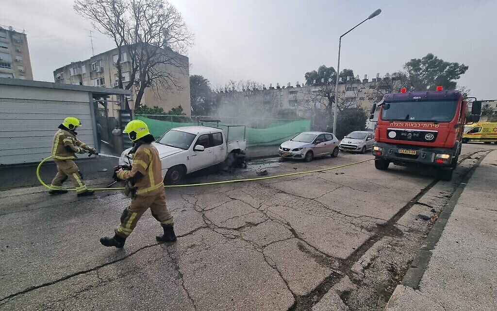 Des pompiers sur les lieux d'une frappe de roquette à Kiryat Shmona, le 27 mars 2024. (Crédit : Service d'incendie et de secours)