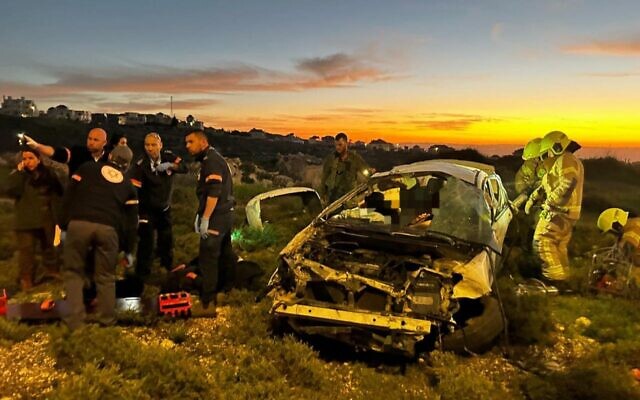 Des équipes d'urgence interviennent après un accident de voiture sur la route 60 en Cisjordanie, le 13 mars 2024. (Crédit : Magen David Adom) Des équipes d'urgence interviennent après un accident de voiture sur la route 60 en Cisjordanie, le 13 mars 2024. (Crédit : Magen David Adom)