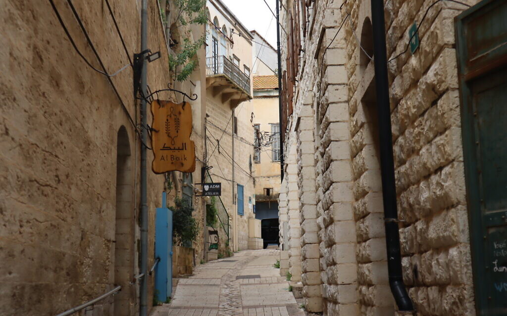 L'une des nombreuses allées venteuses de la Vieille Ville de Nazareth, au mois de mars 2024. (Crédit : Shmuel Bar-Am)