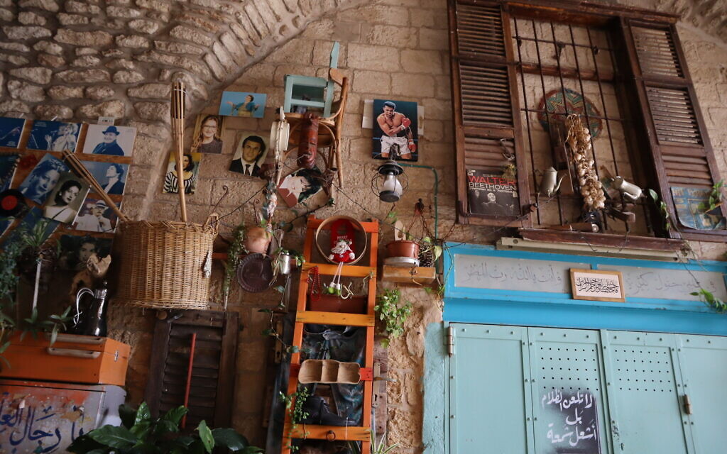 Un magasin pittoresque de la Vieille Ville de Nazareth, au mois de mars 2024. (Crédit : Shmuel Bar-Am)