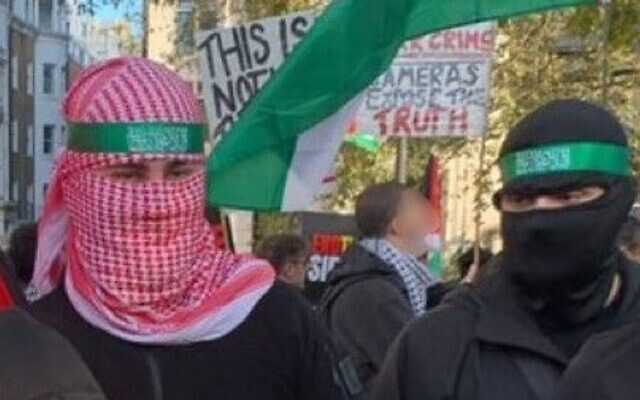 Des partisans du Hamas lors d'une manifestation à Londres, le 11 novembre 2023. (Crédit : Police londonienne) Des partisans du Hamas lors d'une manifestation à Londres, le 11 novembre 2023. (Crédit : Police londonienne)