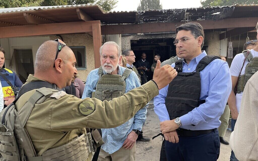 L'ex-gouverneur de l'Arkansas Mike Huckabee (au centre) et le député du Likud Danny Danon (à droite) dans les ruines du kibboutz Kfar Aza, près de la frontière de Gaza, le 20 décembre 2023. (Crédit : Sam Sokol/Times of Israël) L'ex-gouverneur de l'Arkansas Mike Huckabee (au centre) et le député du Likud Danny Danon (à droite) dans les ruines du kibboutz Kfar Aza, près de la frontière de Gaza, le 20 décembre 2023. (Crédit : Sam Sokol/Times of Israël)
