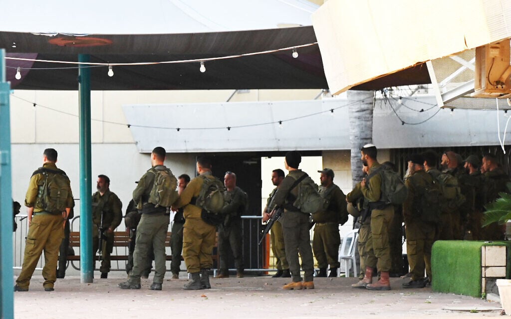 Les troupes israéliennes reçoivent des ordres d'un officier, le 29 février 2024. (Crédit : Canaan Lidor/Times of Israel)
