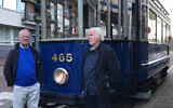 Willy Lindwer (à droite) et Guus Luijters devant un tramway de la société GVB à Amsterdam, aux Pays-Bas, lors du tournage d'un film documentaire sorti en mars 2024. (Autorisation de Willy Lindwer)