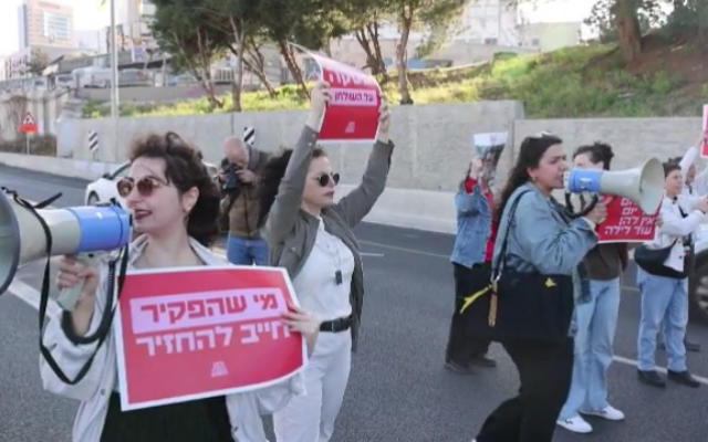 Des familles d'otages et des activistes bloquent l'autoroute à Tel Aviv, le 20 mars 2024. (Crédit : Oren Ziv / AFPTV / AFP) Des familles d'otages et des activistes bloquent l'autoroute à Tel Aviv, le 20 mars 2024. (Crédit : Oren Ziv / AFPTV / AFP)