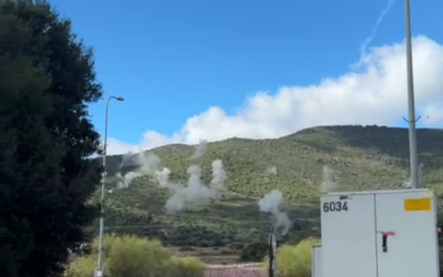 Des roquettes lancées depuis le Liban frappant la région du mont Meron, le 10 mars 2024. (Crédit : Capture d'écran X)