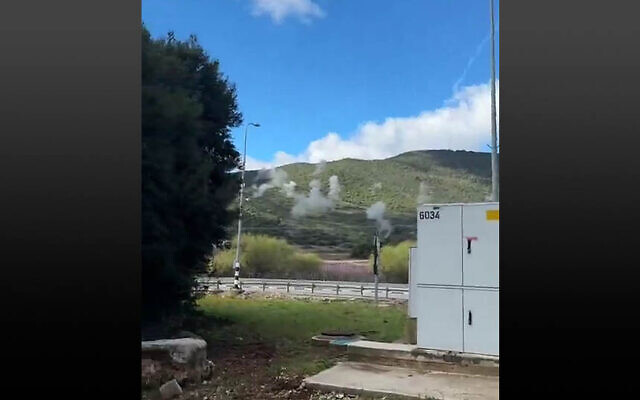 Des roquettes émanant du Liban touchent le secteur du mont Meron, le 10 mars 2024. (Capture d'écran : X/Utilisée conformément à l'article 27a de la loi sur le droit d'auteur) Des roquettes émanant du Liban touchent le secteur du mont Meron, le 10 mars 2024. (Capture d'écran : X/Utilisée conformément à l'article 27a de la loi sur le droit d'auteur)