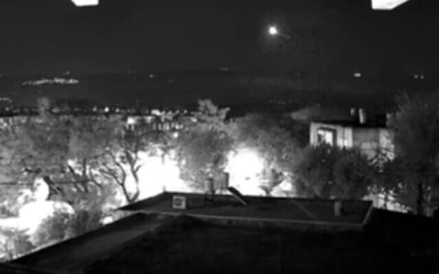 Image d'une vidéo diffusée sur les réseaux sociaux montrant un missile intercepteur du Dôme de fer abattre une roquette tirée par le Hezbollah vers le nord d'Israël, le 24 mars 2024. (Crédit : X. Utilisé conformément à l'article 27a de la loi sur le droit d'auteur) Image d'une vidéo diffusée sur les réseaux sociaux montrant un missile intercepteur du Dôme de fer abattre une roquette tirée par le Hezbollah vers le nord d'Israël, le 24 mars 2024. (Crédit : X. Utilisé conformément à l'article 27a de la loi sur le droit d'auteur)