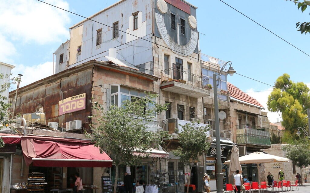 Le cadran solaire à l'extérieur du bâtiment abritant la synagogue Zoharei Hama, à Jérusalem. (Crédit : Shmuel Bar-Am)
