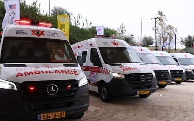 Le Magen David Adom dédie 14 nouvelles ambulances, données par l'organisation Samaritan's Purse, à des bénévoles et à des employés tombés au combat à Jérusalem, le 23 janvier 2024. (Crédit : Eastside Studio)