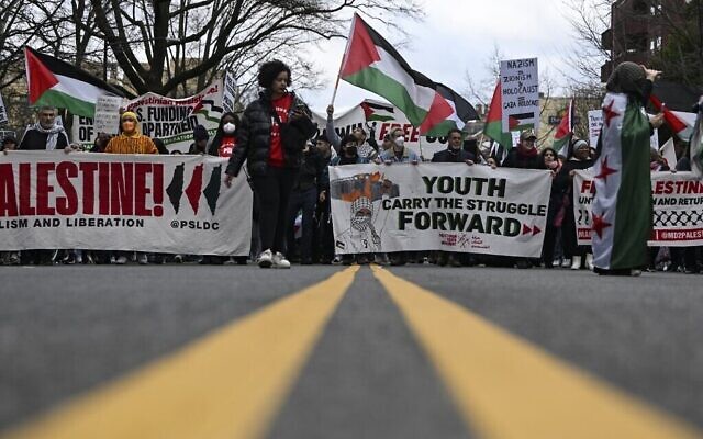 Illustration : des manifestants se rassemblent devant l'ambassade d'Israël à Washington pour demander un cessez-le-feu dans la bande de Gaza, le 2 mars 2024. (Crédit : Celal Gunes/Anadolu via Getty Images)