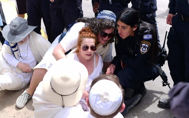 Ayelet Waldman (au centre) lors d'une manifestation au point de passage d'Erez, à la frontière entre Israël et la bande de Gaza, le 26 avril 2024. (Crédit : Tomer Neuberg/Flash90) Ayelet Waldman (au centre) lors d'une manifestation au point de passage d'Erez, à la frontière entre Israël et la bande de Gaza, le 26 avril 2024. (Crédit : Tomer Neuberg/Flash90)