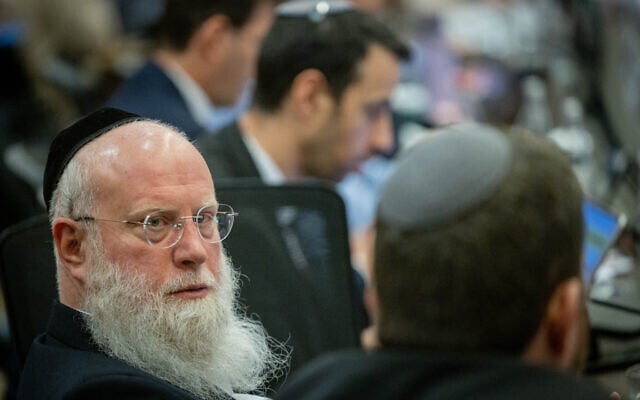 Le député rabbin Moshe Roth assistant à une réunion de la commission de laChambre de la Knesset, le 30 janvier 2024. (Crédit : Chaïm Goldberg/Flash90) Le député rabbin Moshe Roth assistant à une réunion de la commission de laChambre de la Knesset, le 30 janvier 2024. (Crédit : Chaïm Goldberg/Flash90)