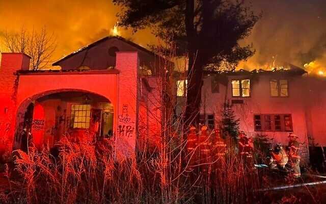 Les premiers intervenants s'attaquent à un incendie au Nevele Grand Hotel, près de la ville d'Ellenville dans les Catskills, le 19 mars 2024. (Crédit : Eric Helgesen/JTA)