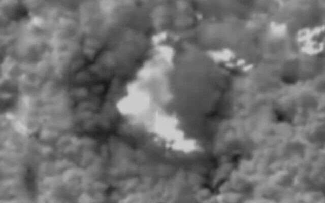 Images de frappes aériennes de Tsahal sur des positions et des infrastructures du Hezbollah dans le sud du Liban, à Kfarhamam, le 3 avril 2024. (Crédit : Capture d'écran/X)