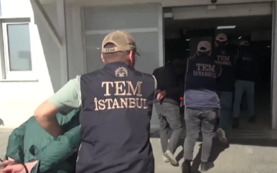 La police turque procédant à l’arrestation de suspects d’espionnage au profit d’Israël dans une vidéo partagée par le ministre turc de l'Intérieur Ali Yerlikaya sur X, le 5 avril 2024 (Crédit : Capture d’écran/X ; utilisée conformément à la clause 27a de la loi sur le droit d'auteur)